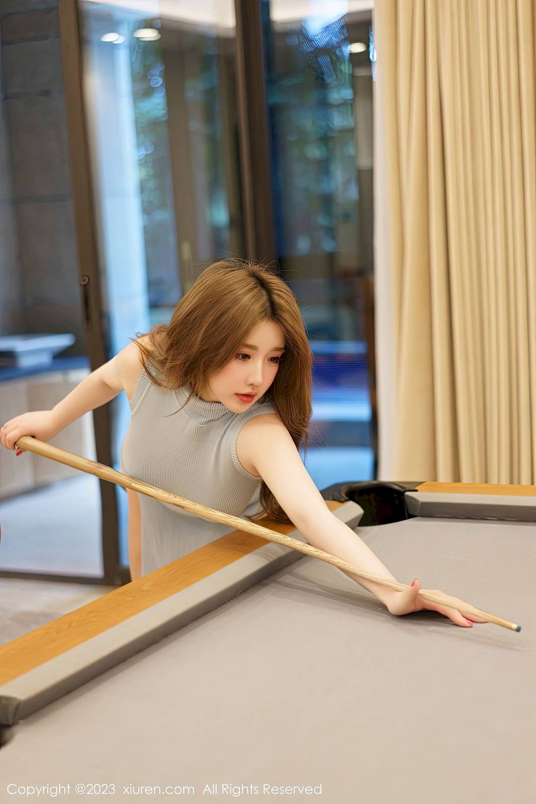 秀人网模特小海臀Rena淡蓝连衣裙桌球室场景三亚旅拍-5