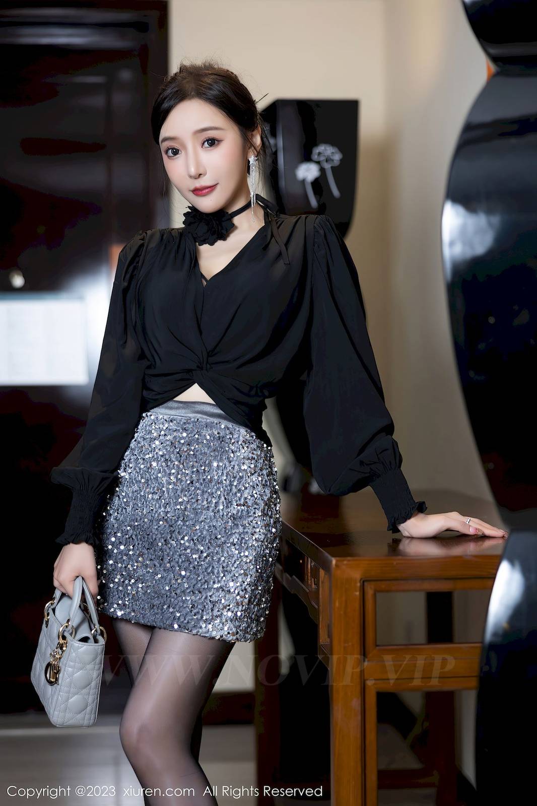 秀人网性感女神王馨瑶yanni黑丝上衣搭配银灰色短裙写真-8