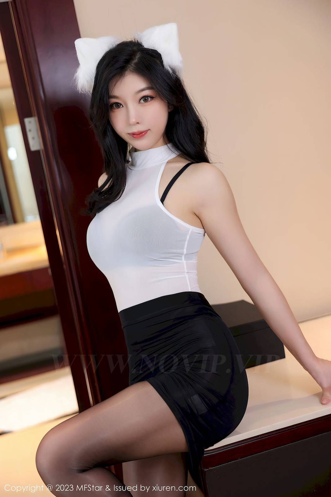 模范学院美女模特人间荒糖白色上衣搭配黑色短裙性感写真-19