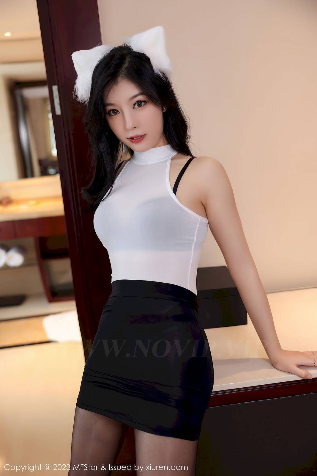 模范学院美女模特人间荒糖白色上衣搭配黑色短裙性感写真-18