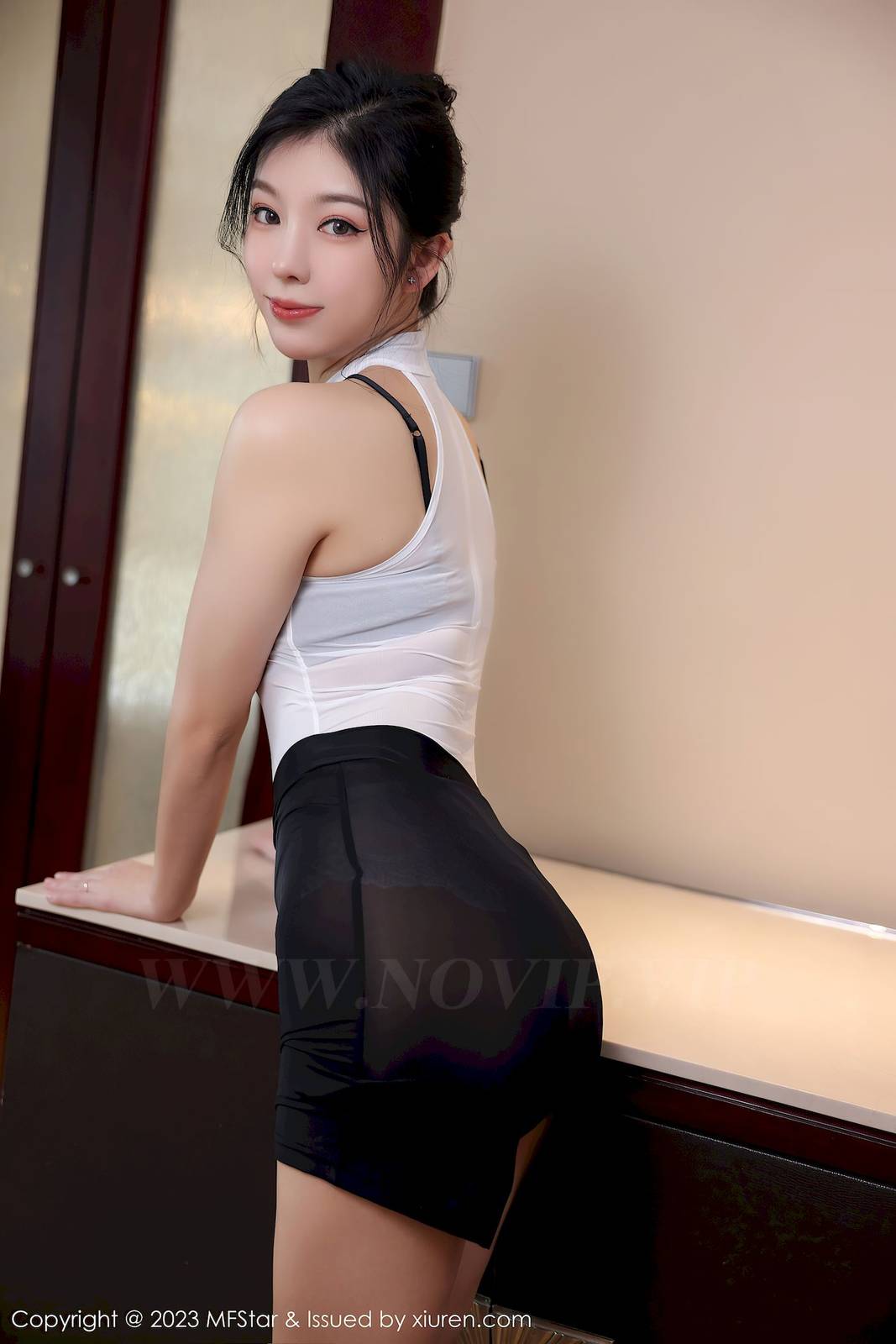 模范学院美女模特人间荒糖白色上衣搭配黑色短裙性感写真-49