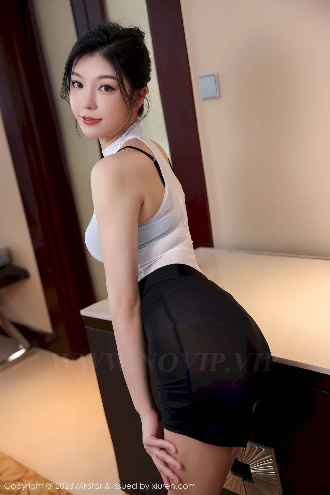 模范学院美女模特人间荒糖白色上衣搭配黑色短裙性感写真-50