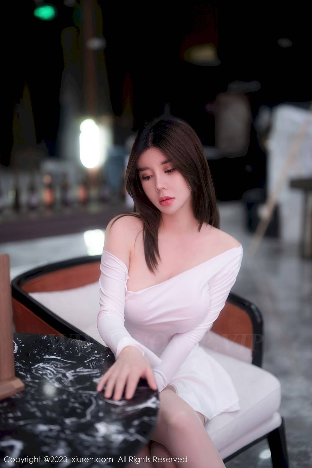 秀人网美女模特周jojobaby露肩白裙搭配原色丝袜私房写真-9