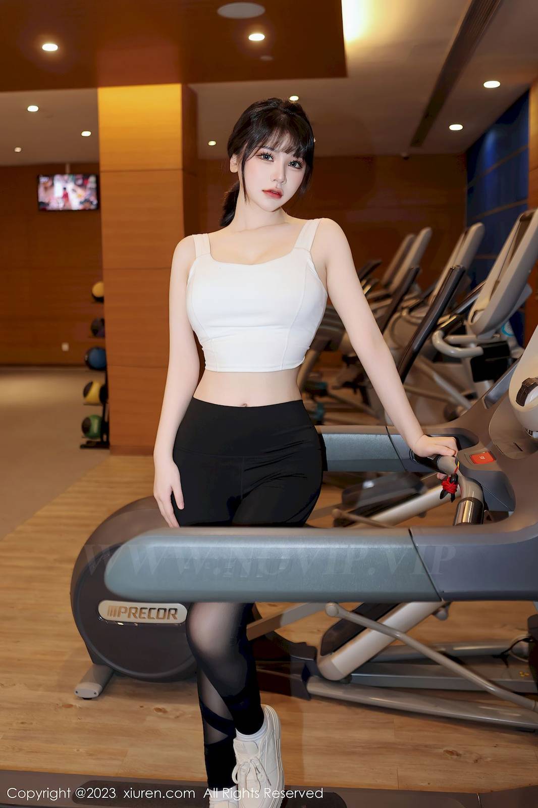 秀人网美女模特桃桃子_白色上衣搭配运动瑜伽裤性感写真-5