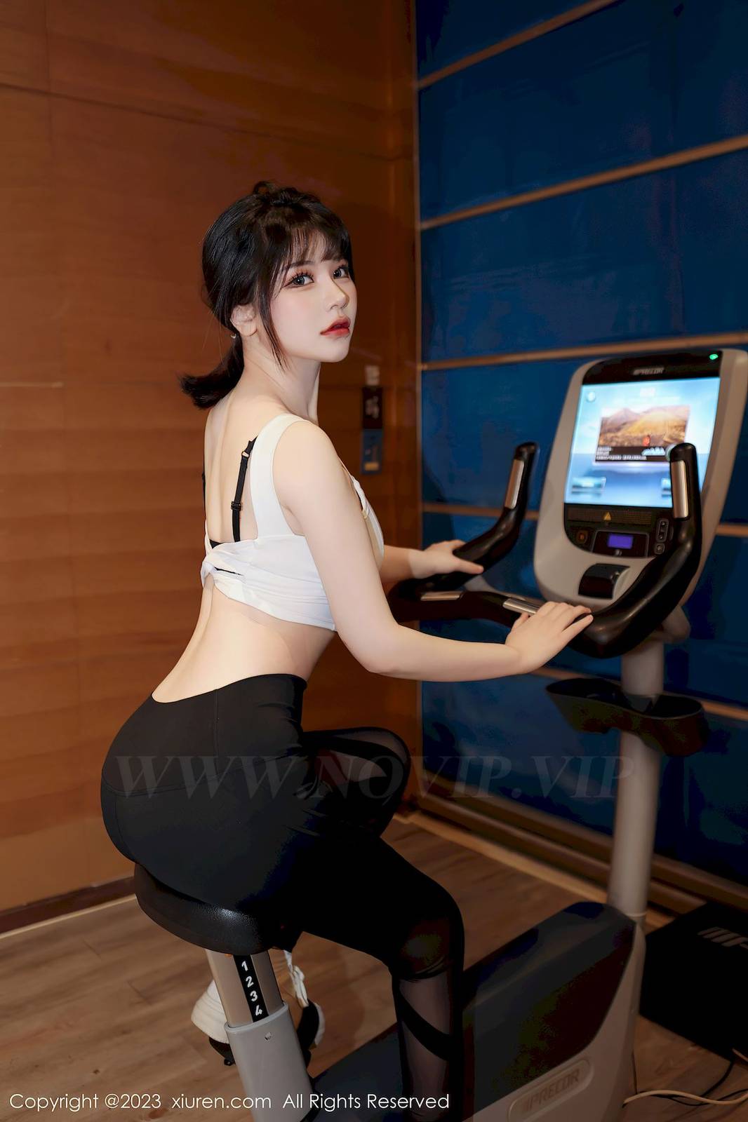 秀人网美女模特桃桃子_白色上衣搭配运动瑜伽裤性感写真-13