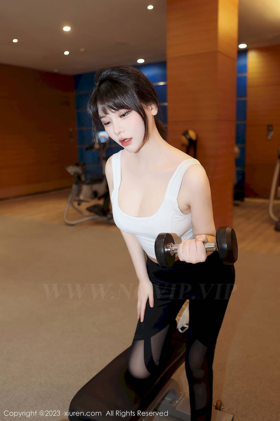 秀人网美女模特桃桃子_白色上衣搭配运动瑜伽裤性感写真-17