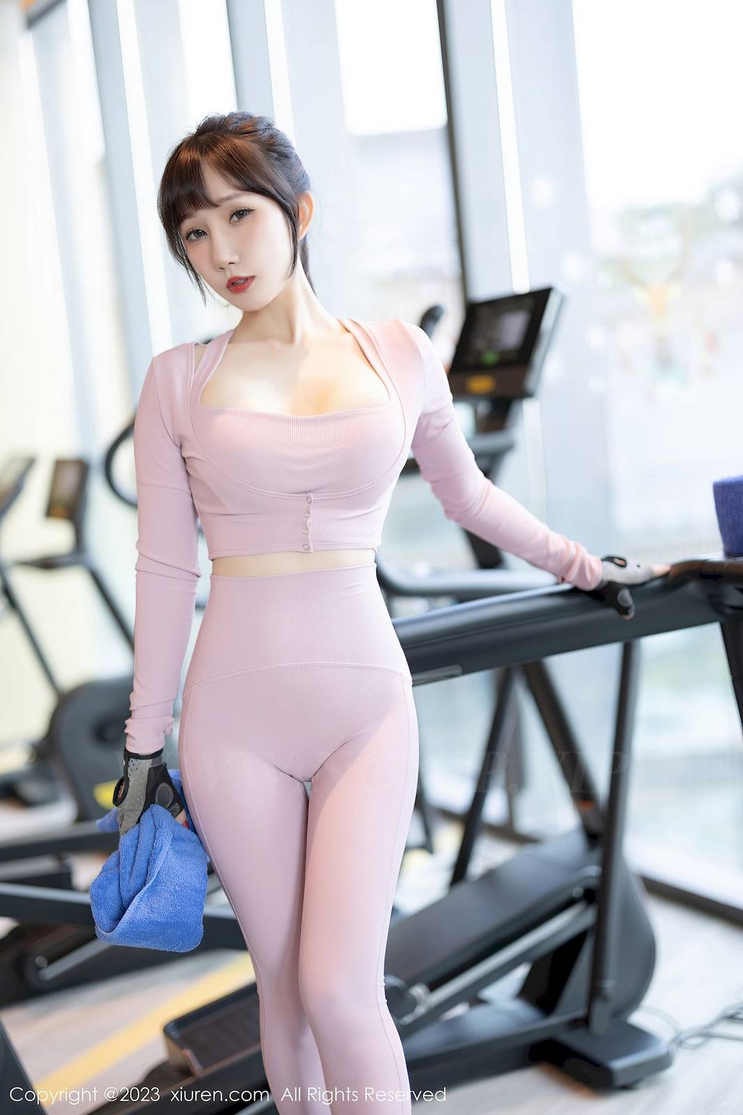 秀人网美女模特波巧酱粉色运动服饰健身场所海南岛旅拍-8