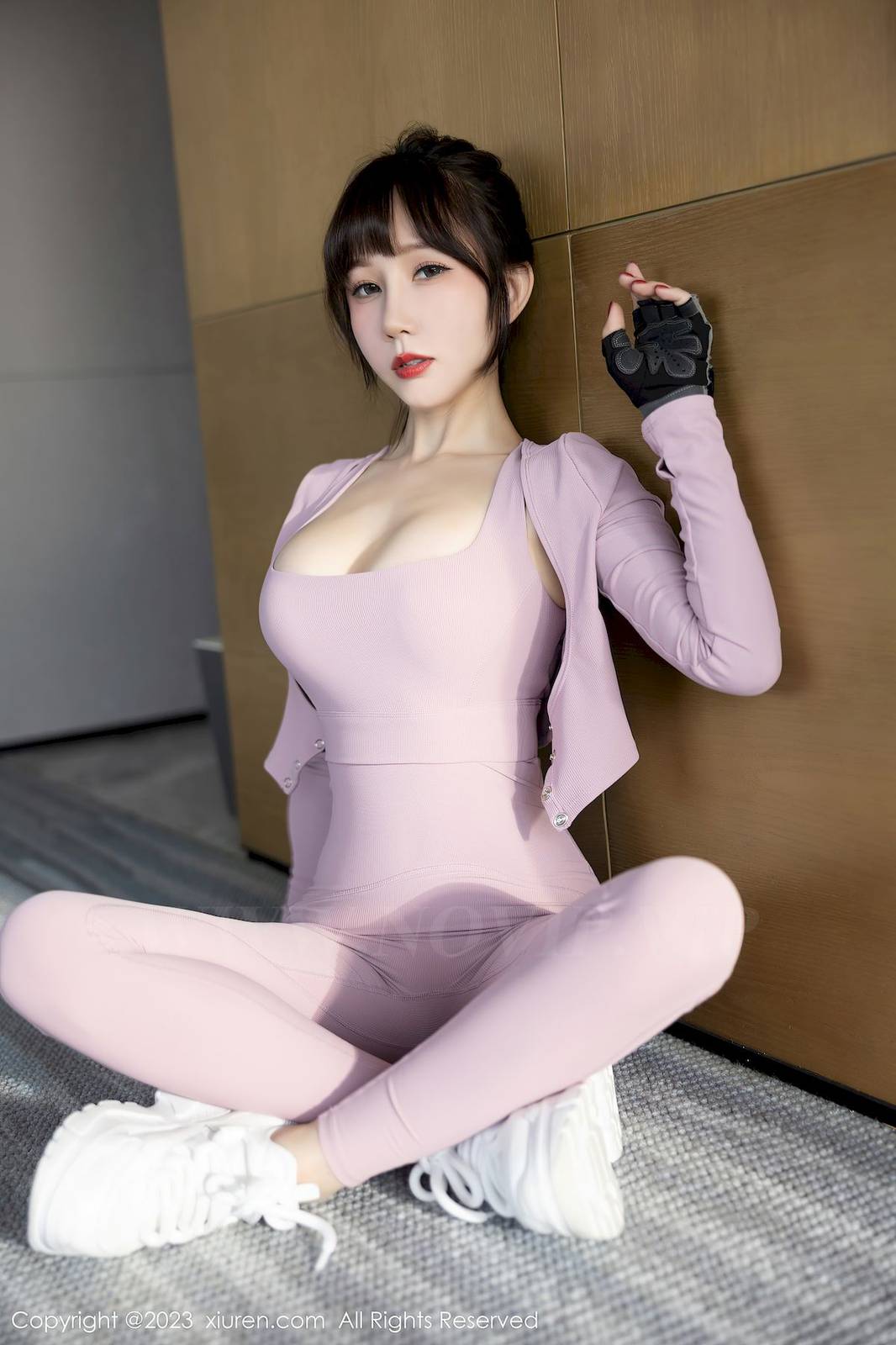 秀人网美女模特波巧酱粉色运动服饰健身场所海南岛旅拍-24