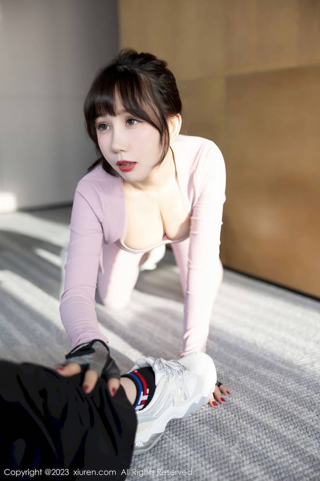 秀人网美女模特波巧酱粉色运动服饰健身场所海南岛旅拍-25