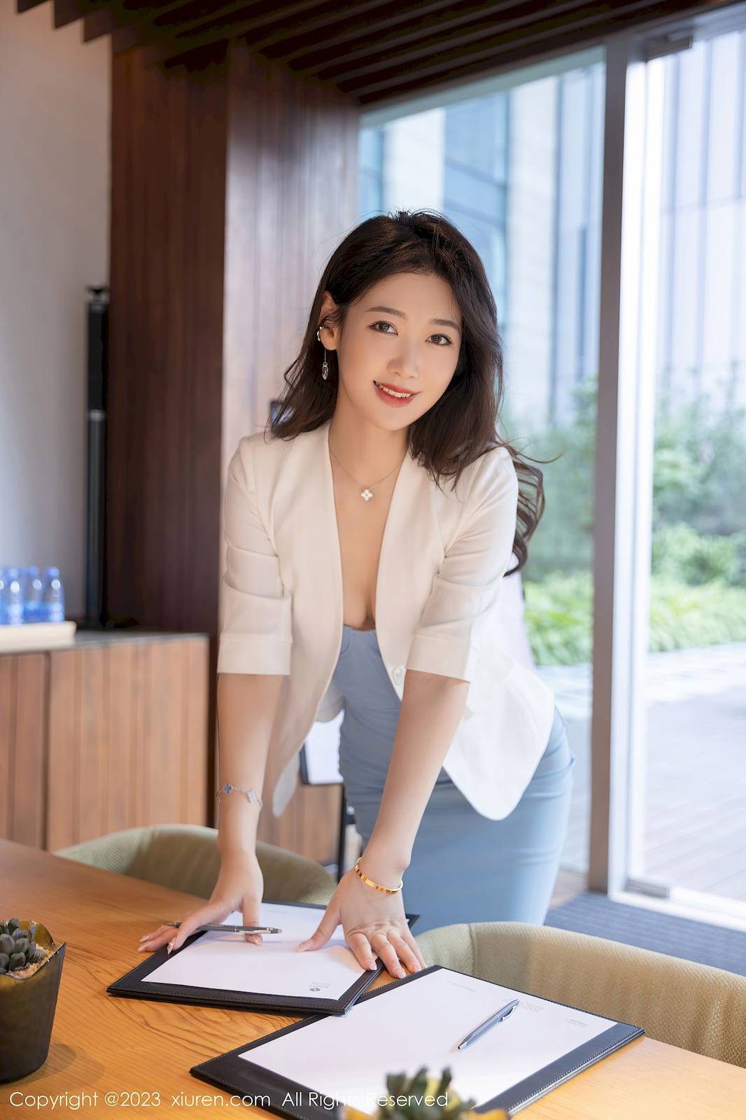 秀人网美女模特唐安琪白色上衣搭配露肩连衣裙性感写真-2