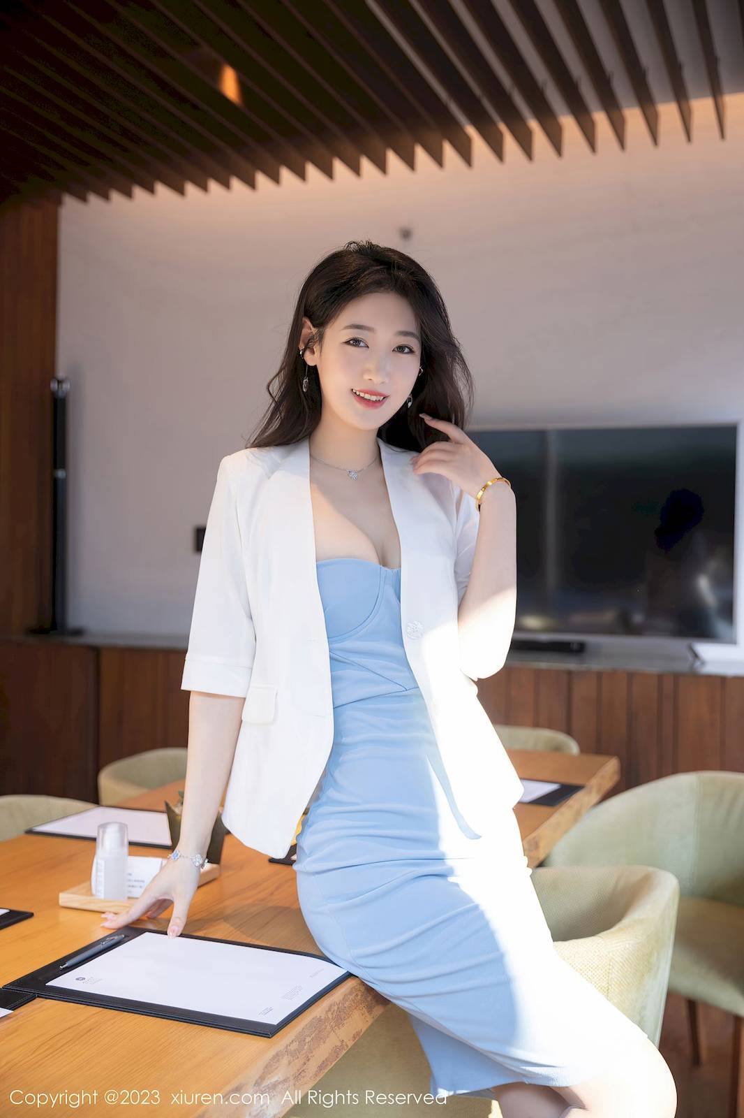 秀人网美女模特唐安琪白色上衣搭配露肩连衣裙性感写真-6