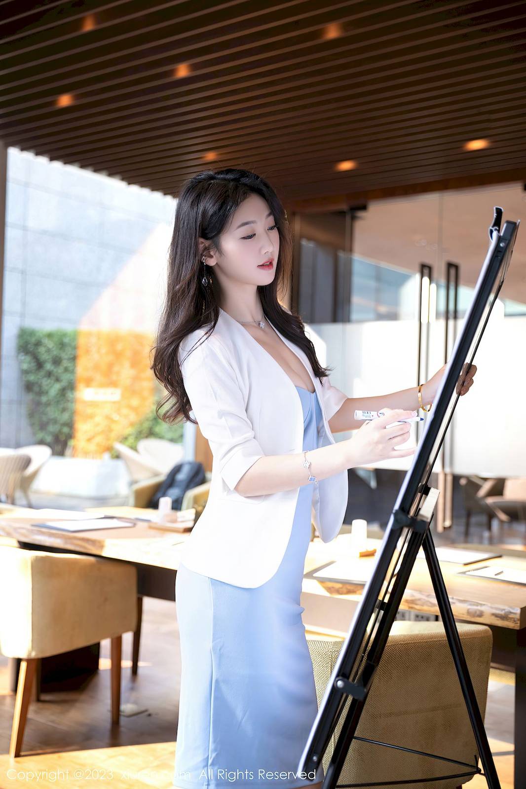 秀人网美女模特唐安琪白色上衣搭配露肩连衣裙性感写真-11