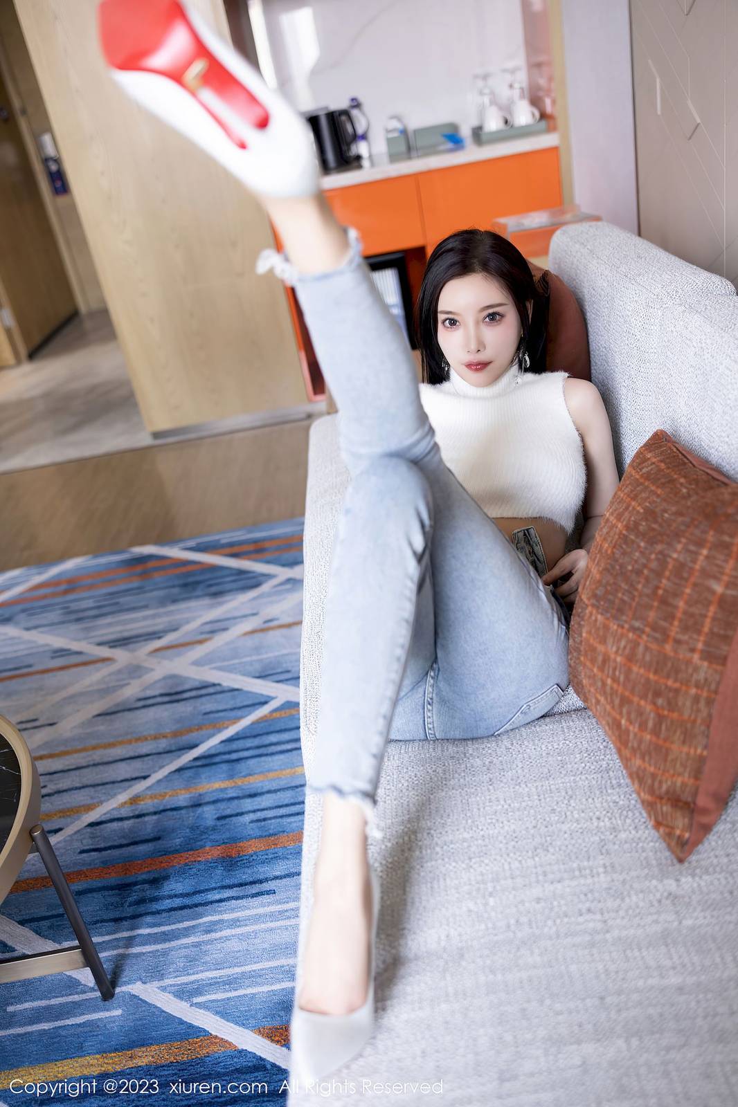 秀人网性感女神杨晨晨Yome白色短款上衣搭配蓝色短裤写真-19