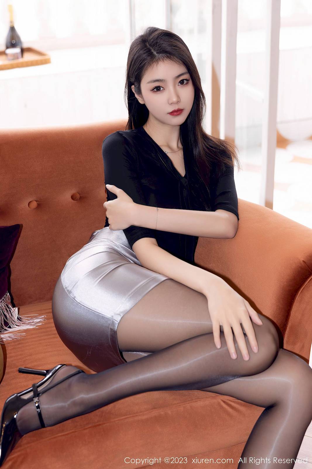 秀人网美女模特可乐Vicky黑色上衣搭配银色短裙性感写真-13