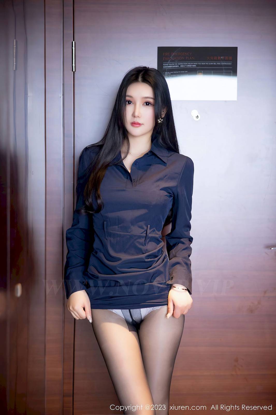 秀人网新人模特桐桐深蓝色连衣裙搭配魅惑黑丝性感写真-17