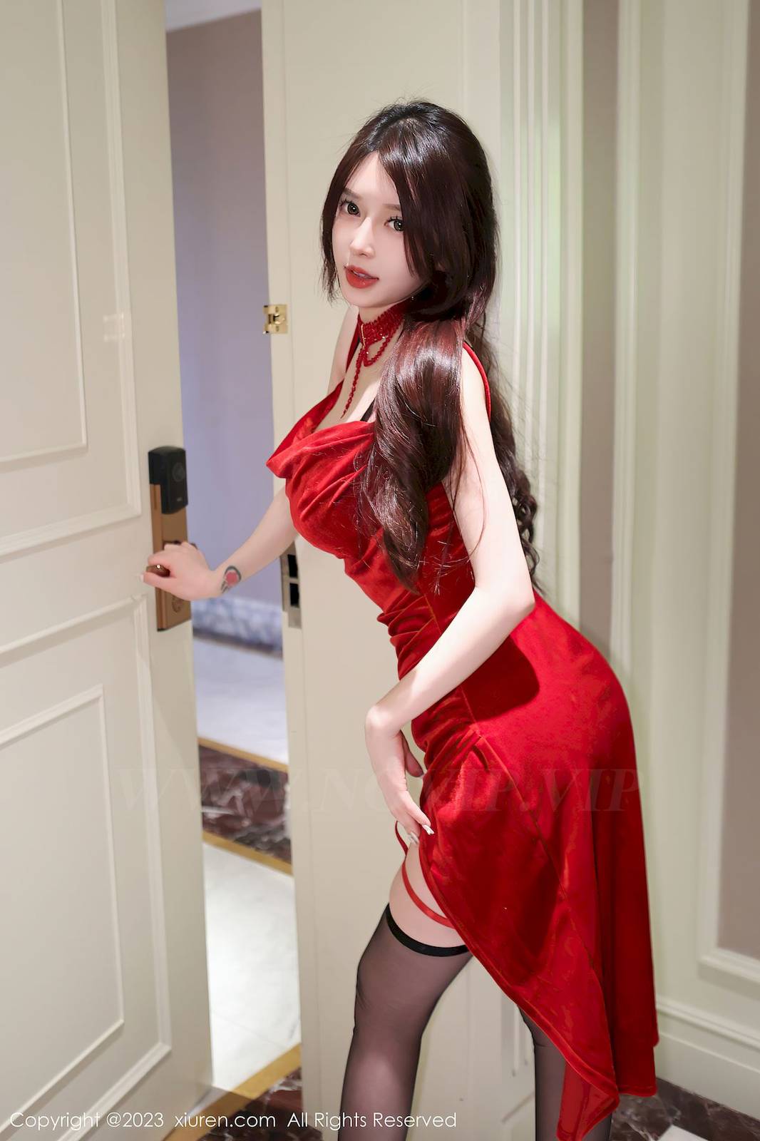 秀人网美女模特玉兔miki红色吊带长裙搭配黑丝性感写真-18