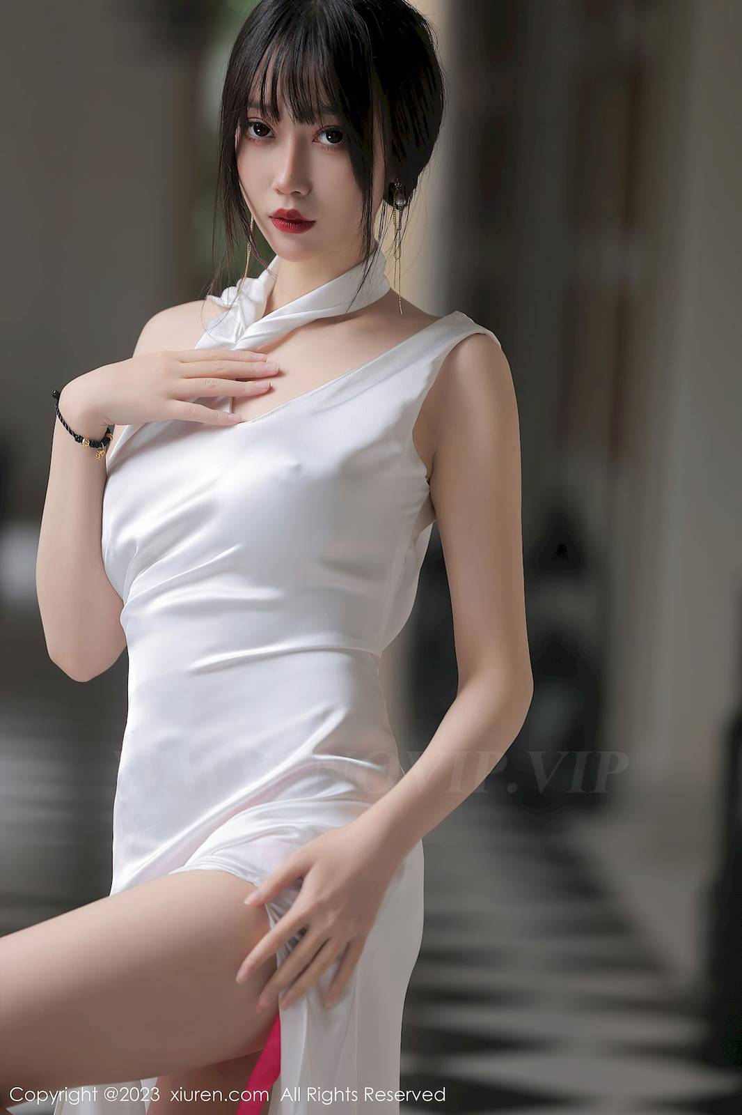 秀人网美女模特玥儿玥er白色长礼裙妩媚姿态万宁旅拍-8