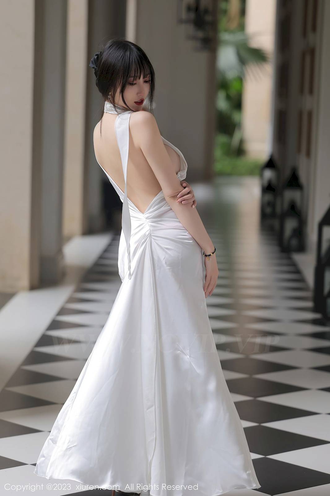 秀人网美女模特玥儿玥er白色长礼裙妩媚姿态万宁旅拍-12