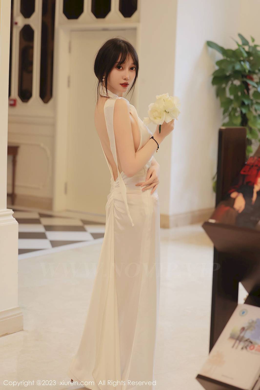 秀人网美女模特玥儿玥er白色长礼裙妩媚姿态万宁旅拍-21