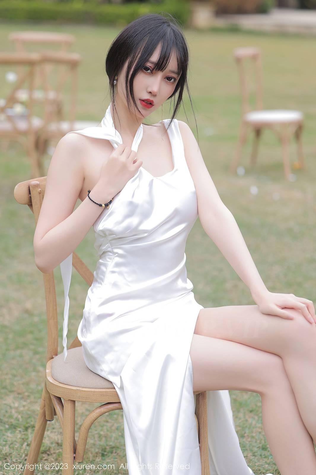 秀人网美女模特玥儿玥er白色长礼裙妩媚姿态万宁旅拍-16