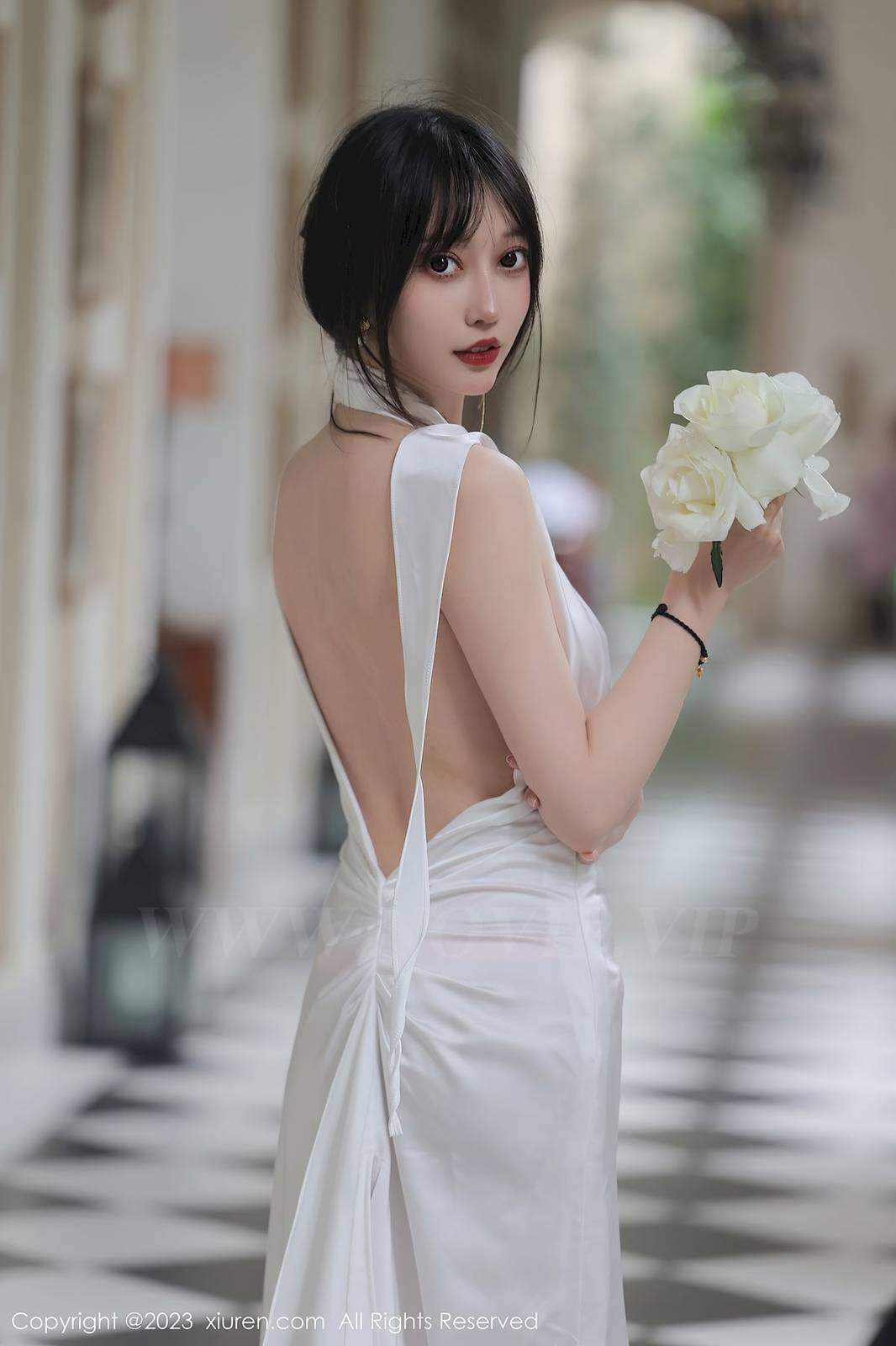 秀人网美女模特玥儿玥er白色长礼裙妩媚姿态万宁旅拍-22