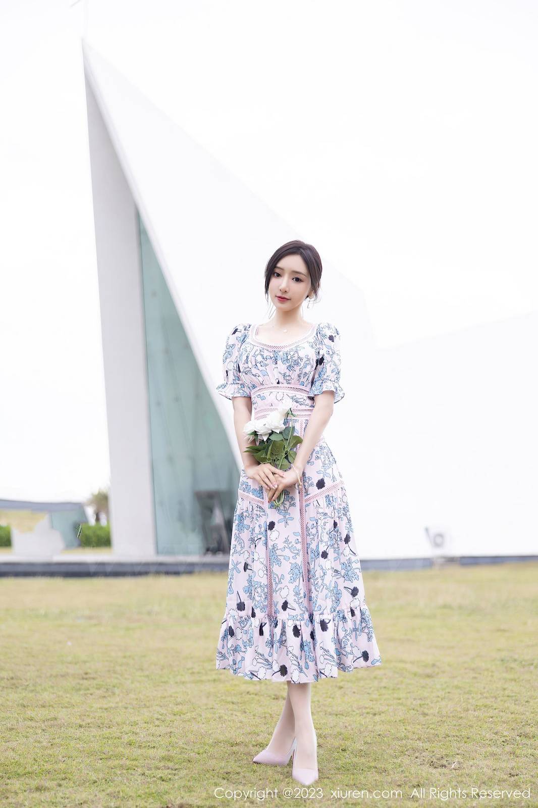 秀人网性感女神王馨瑶yanni浅色连衣长裙原色丝袜海南旅拍-9