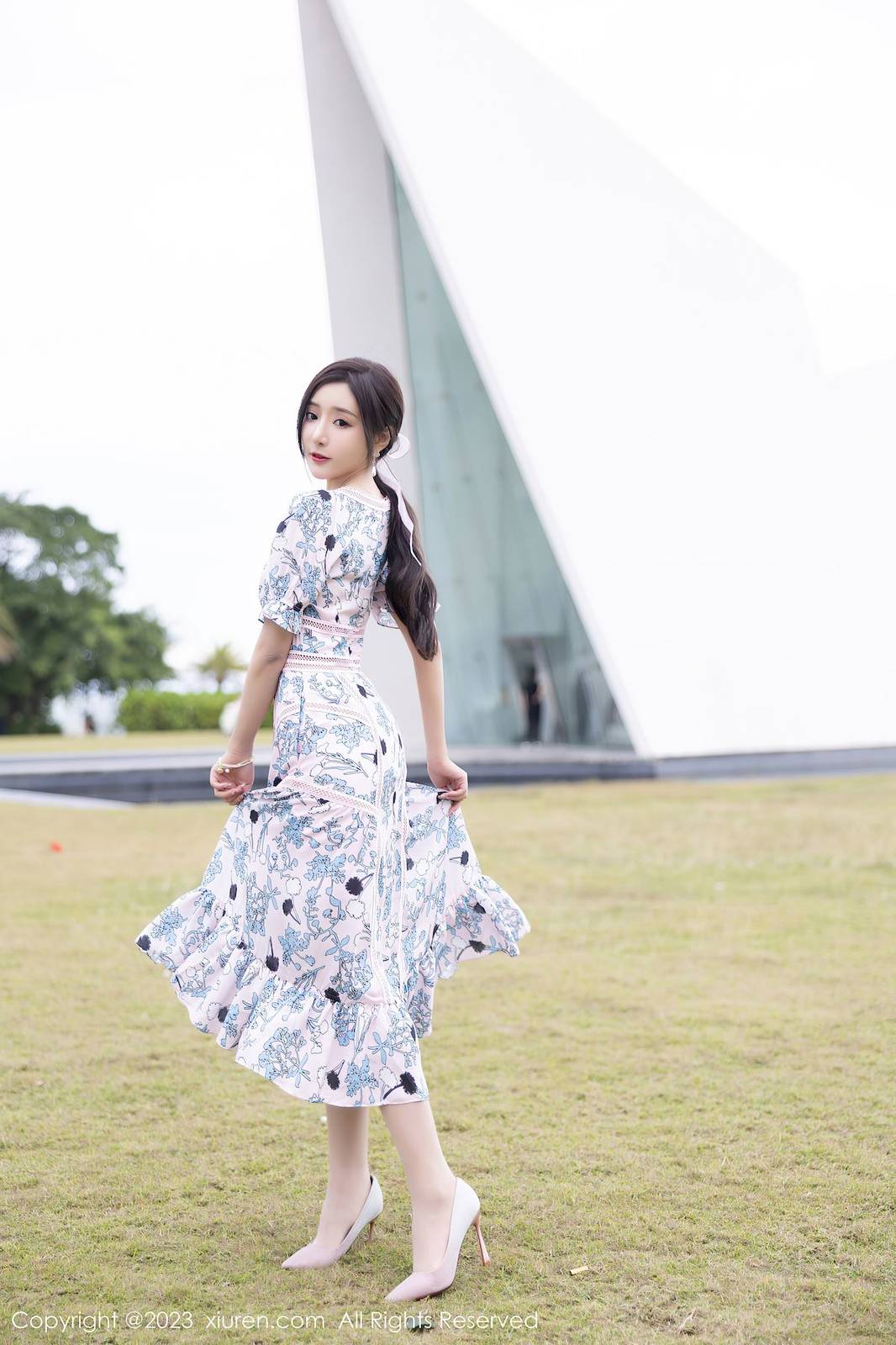 秀人网性感女神王馨瑶yanni浅色连衣长裙原色丝袜海南旅拍-10