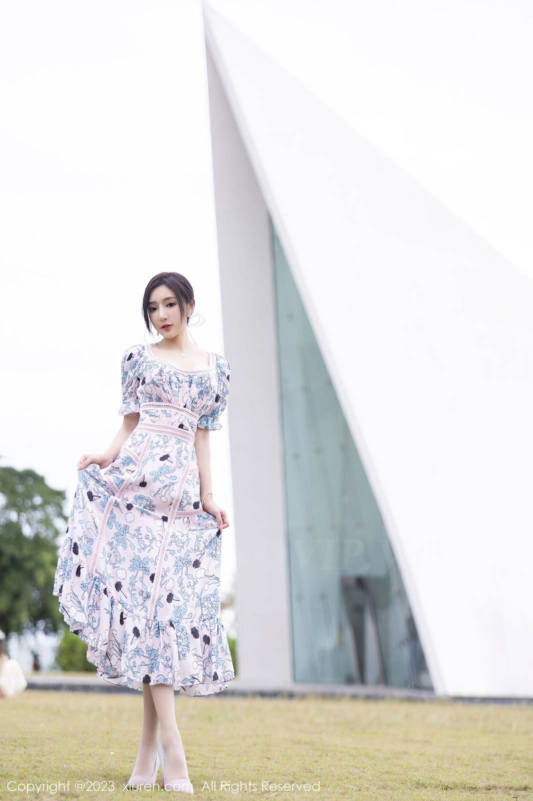 秀人网性感女神王馨瑶yanni浅色连衣长裙原色丝袜海南旅拍-12