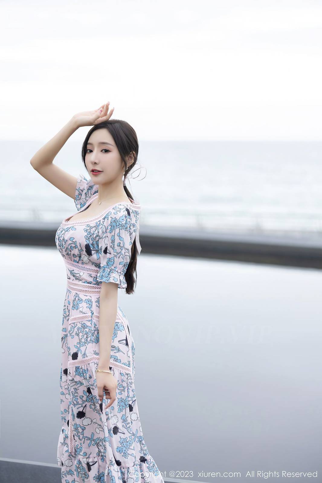 秀人网性感女神王馨瑶yanni浅色连衣长裙原色丝袜海南旅拍-16