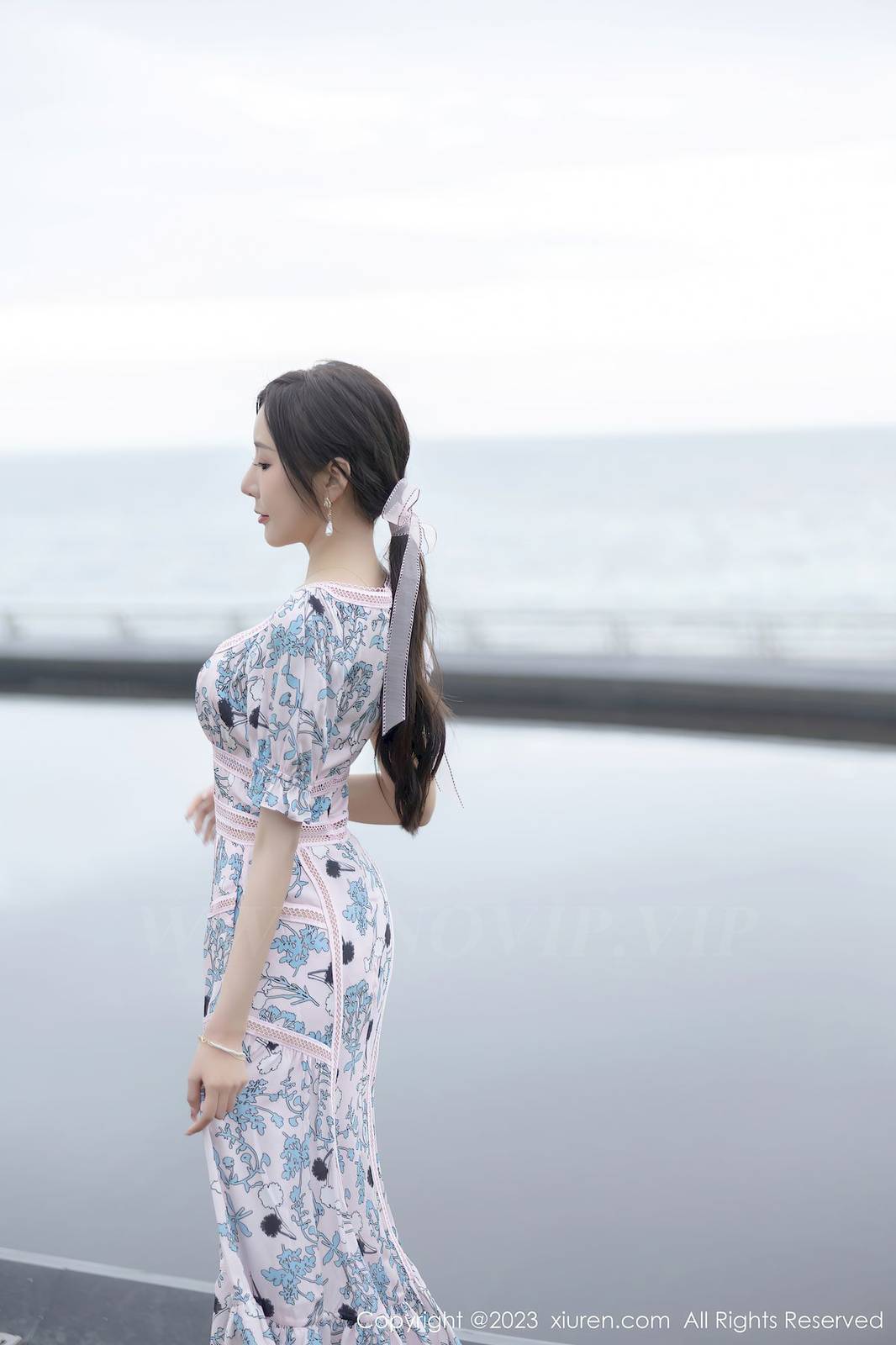 秀人网性感女神王馨瑶yanni浅色连衣长裙原色丝袜海南旅拍-17