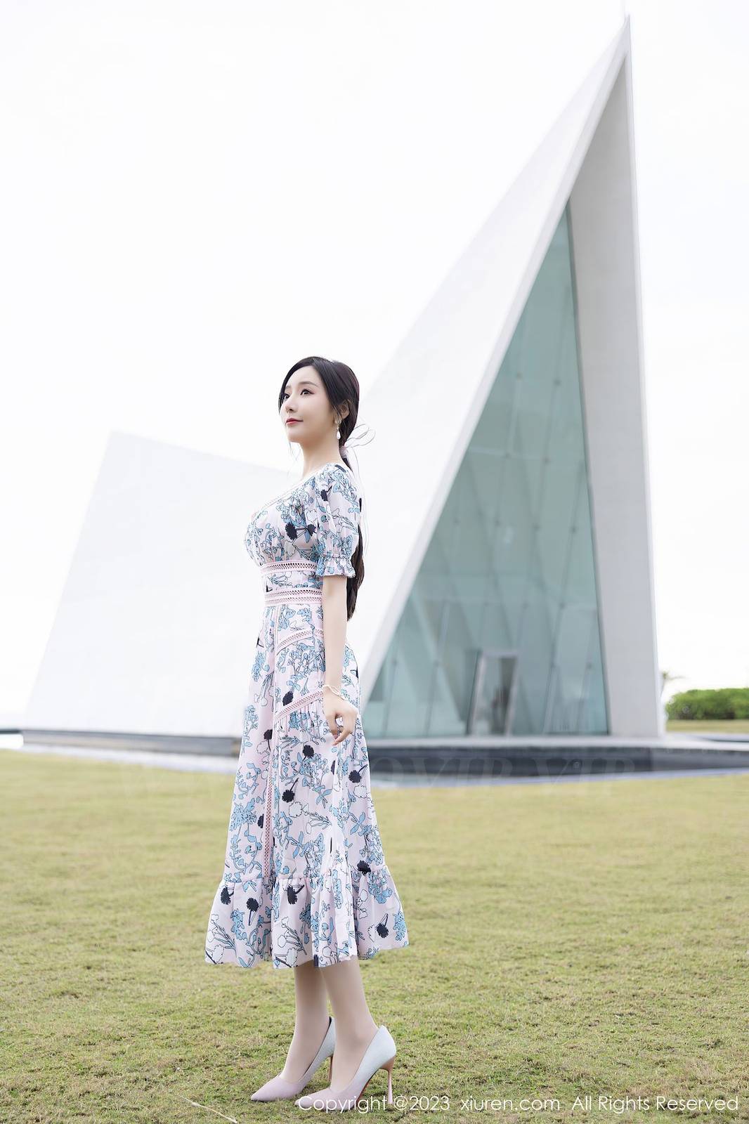 秀人网性感女神王馨瑶yanni浅色连衣长裙原色丝袜海南旅拍-18