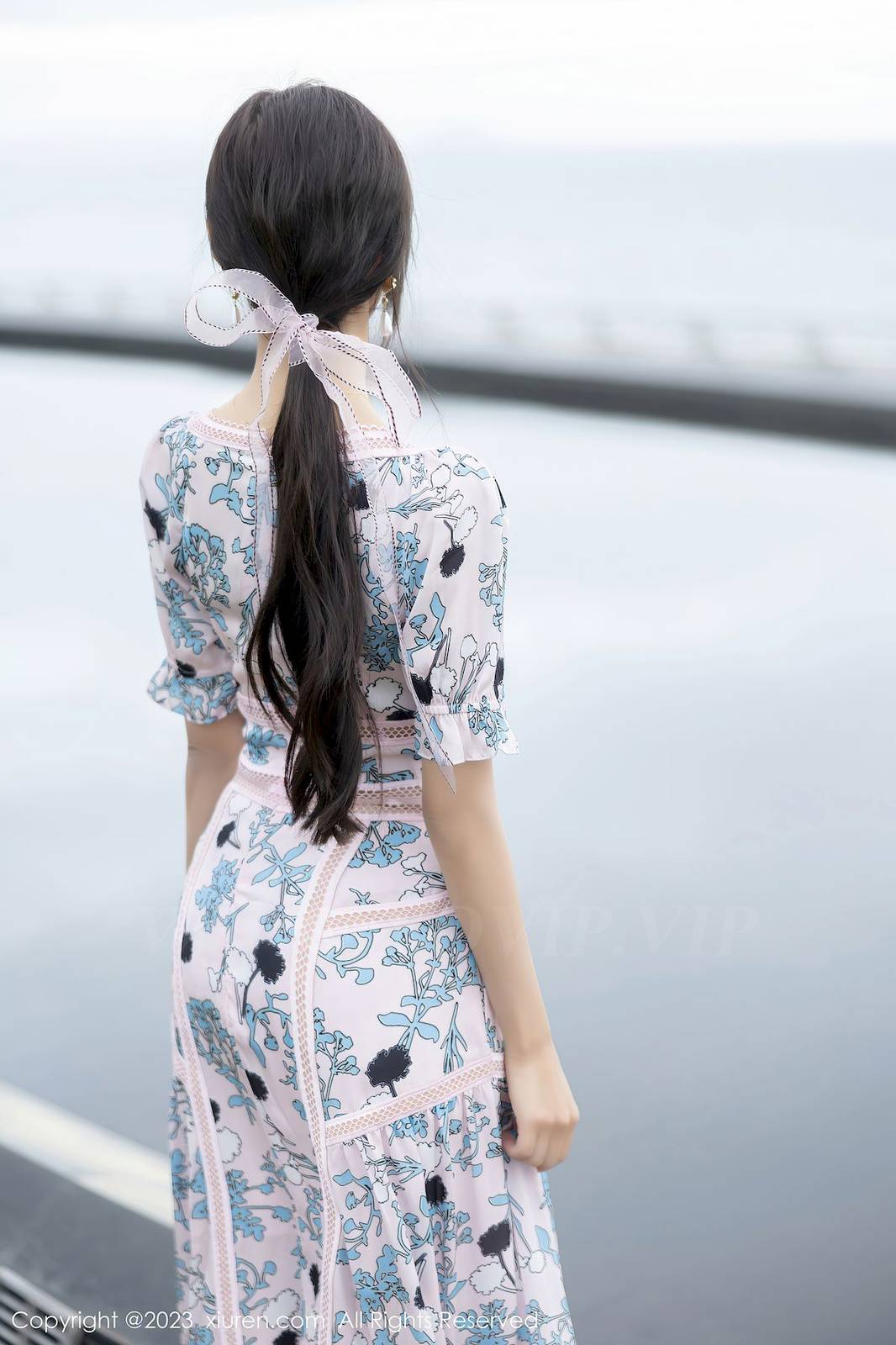 秀人网性感女神王馨瑶yanni浅色连衣长裙原色丝袜海南旅拍-14