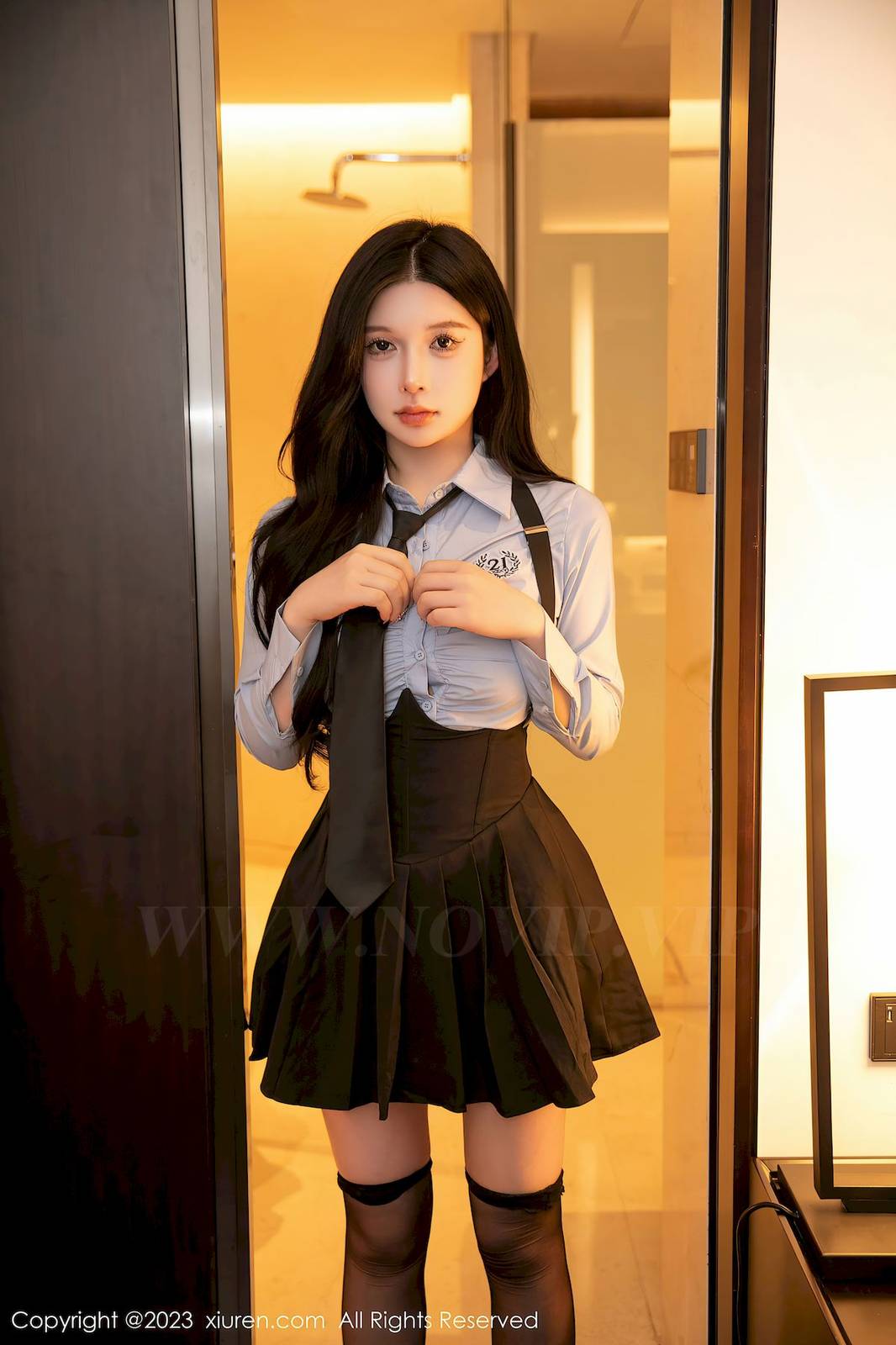 秀人网美女模特林珊珊学生装服饰搭配背带裙芭提雅旅拍-35