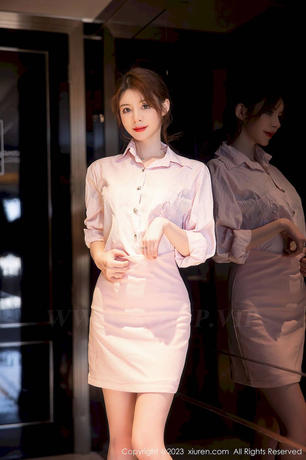 秀人网美女模特yoo优优粉色上衣搭配粉色短裙性感写真-10