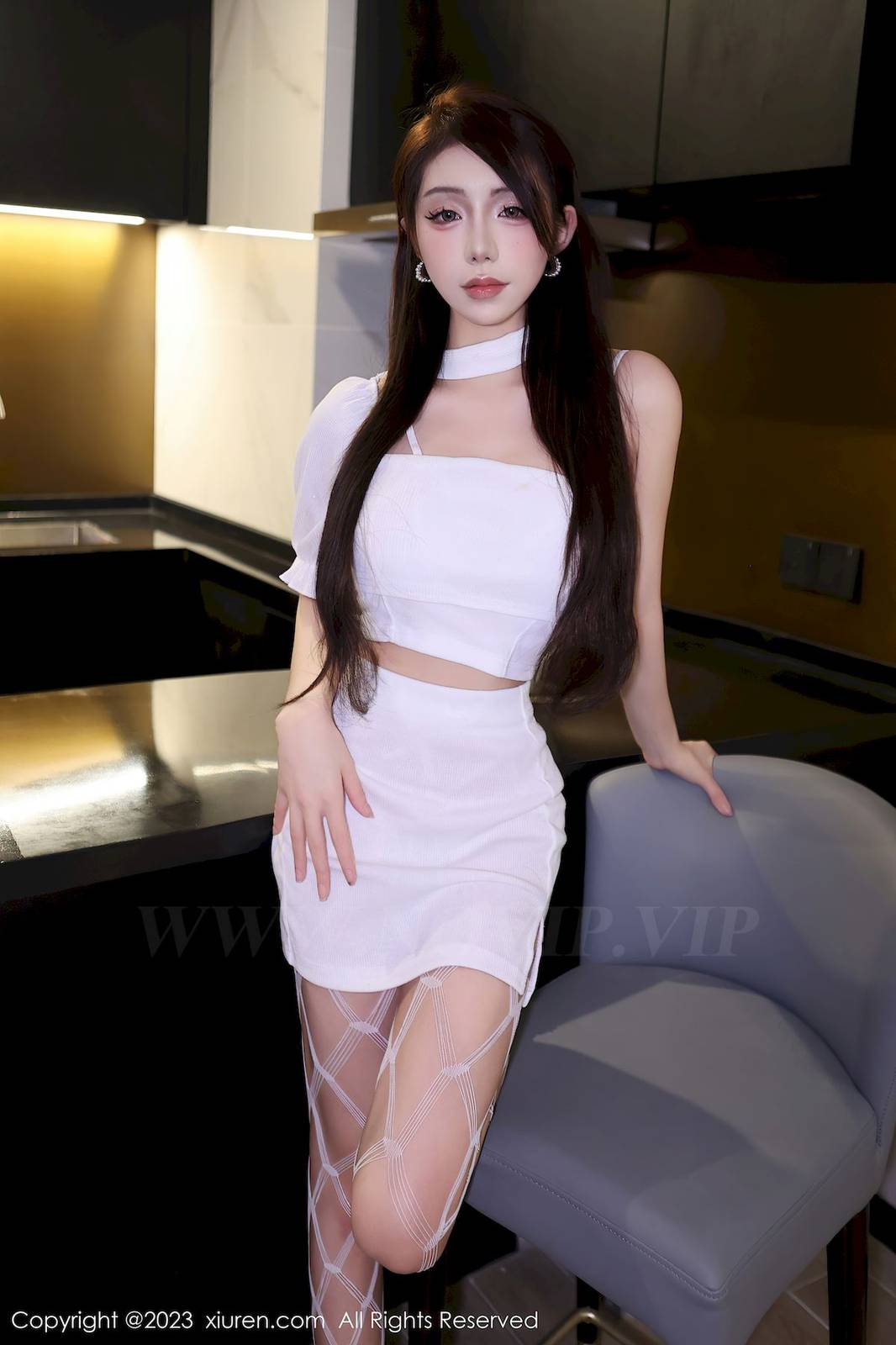 秀人网新人模特金幼汐Vivian白色上衣搭配白色网格袜写真-7