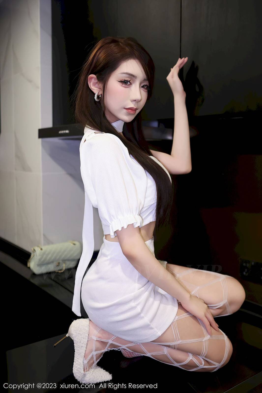 秀人网新人模特金幼汐Vivian白色上衣搭配白色网格袜写真-16