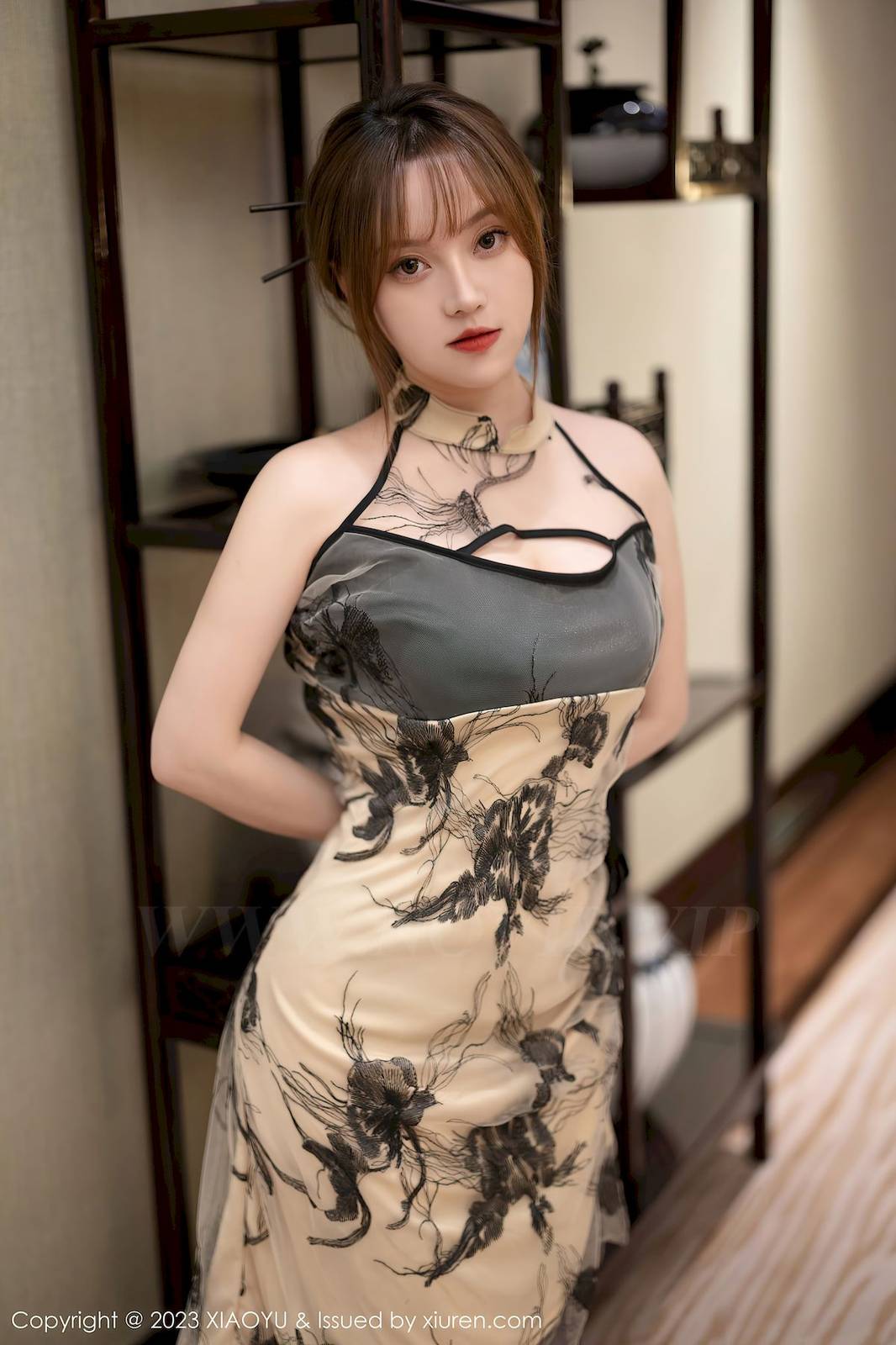 语画界美女模特豆瓣酱黄色轻透连身长裙丰腴身材性感写真-2