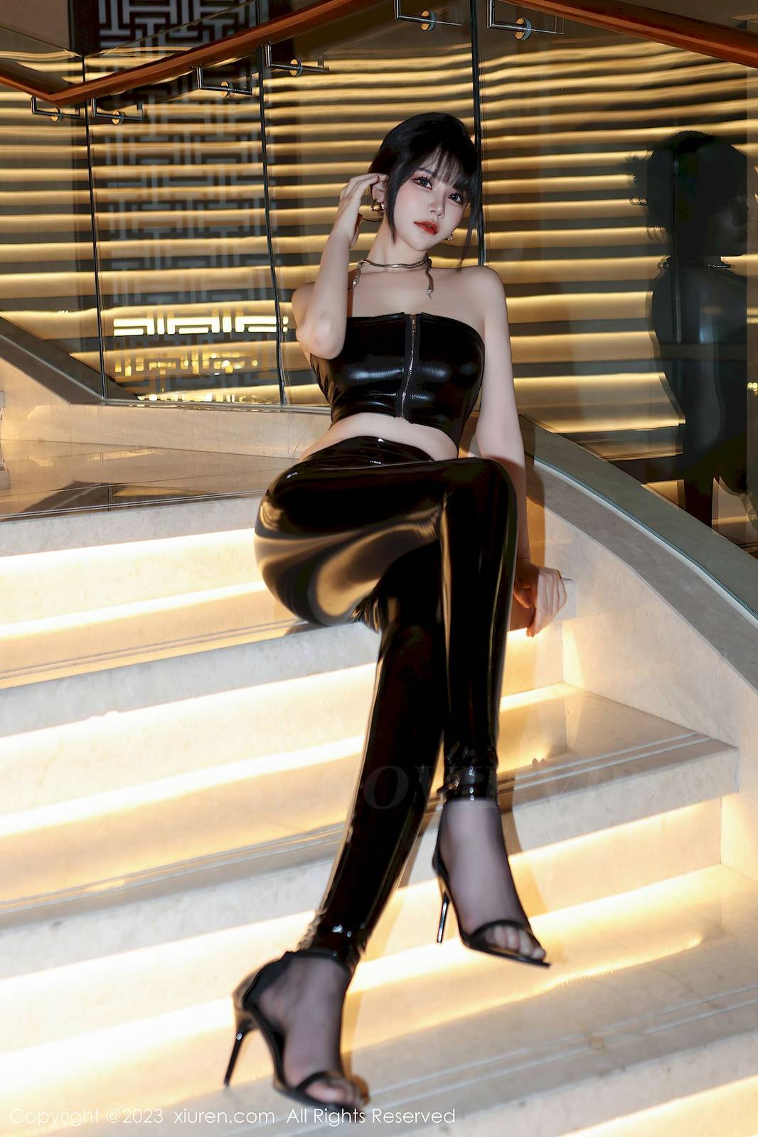 秀人网美女模特桃桃子_黑色皮质服饰苗条身姿性感写真-12