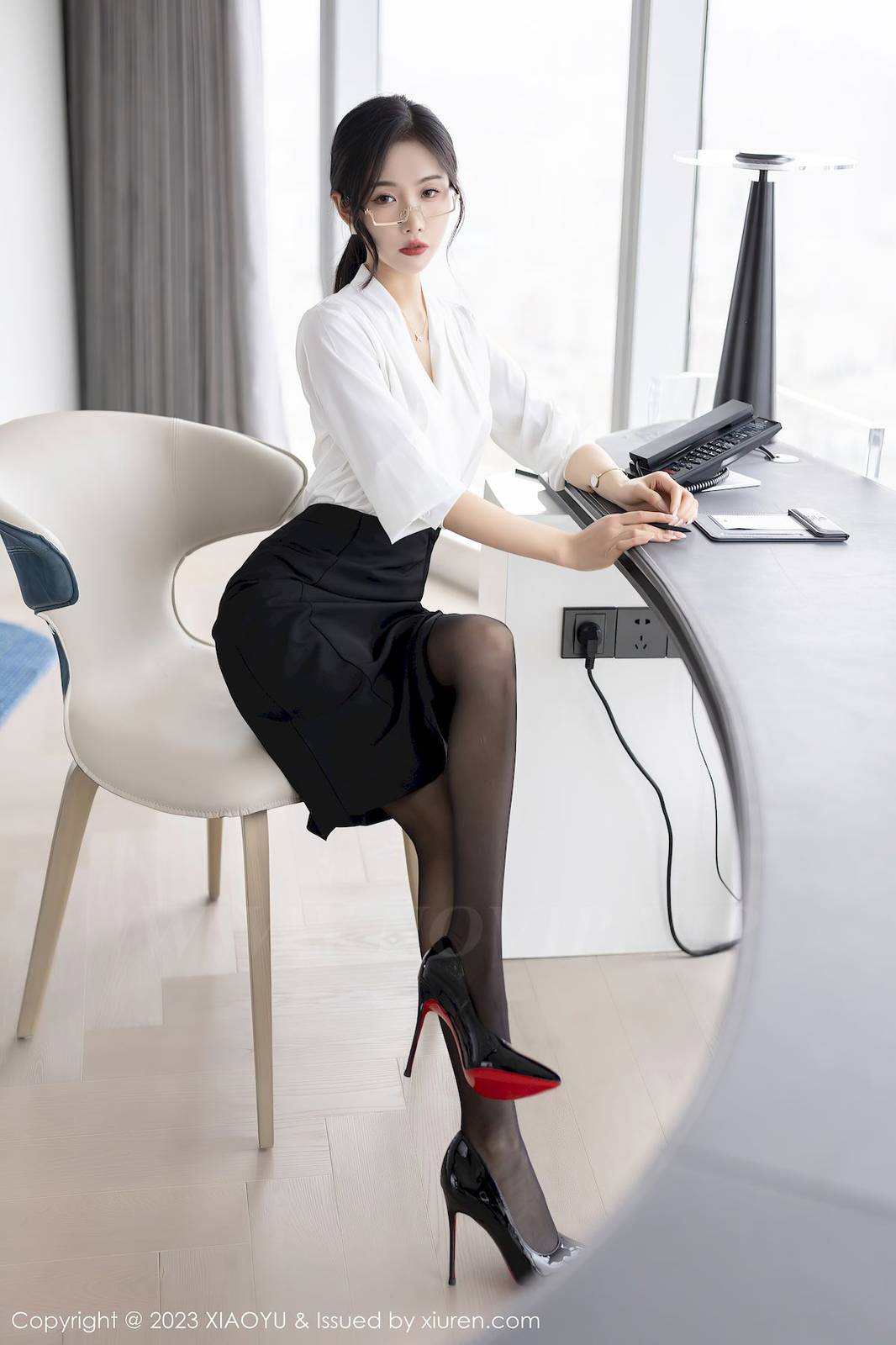 语画界美女模特苏苏阿职业装OL服饰绝美姿态性感写真-3