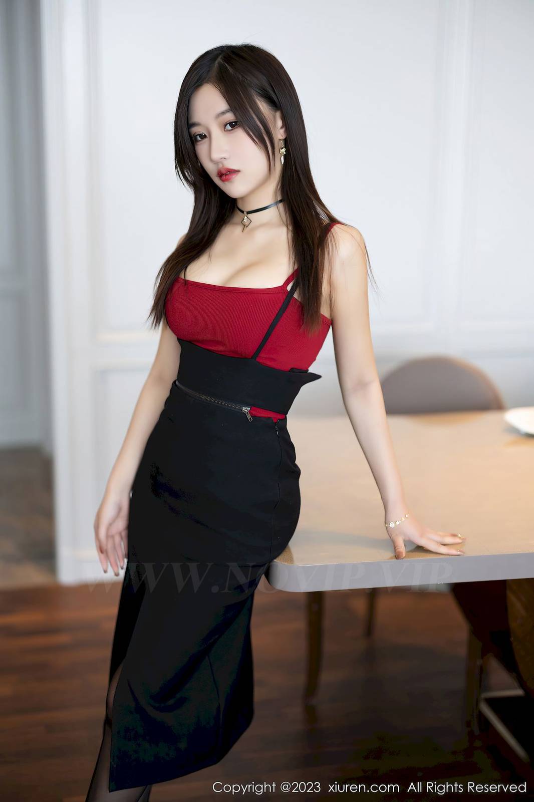 秀人网新人妙可可Cheese红色吊带上衣+黑色长裙性感写真-2