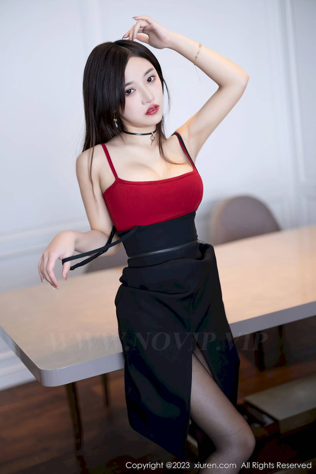 秀人网新人妙可可Cheese红色吊带上衣+黑色长裙性感写真-13