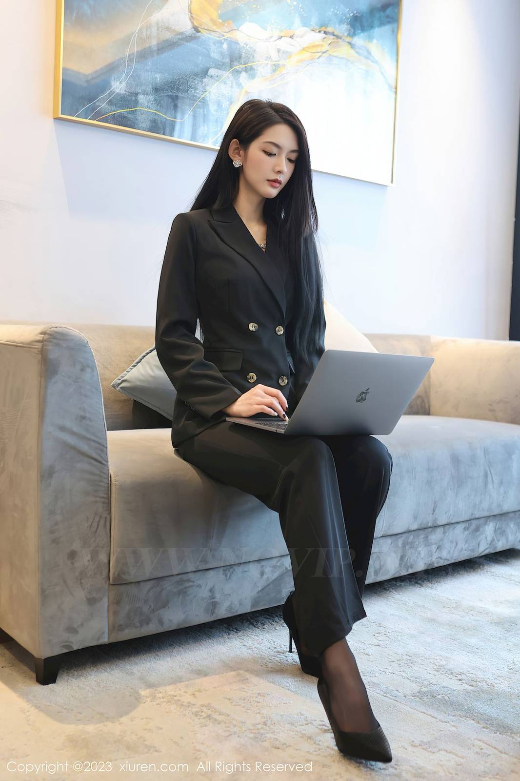 秀人网美女模特乔一一深色服饰搭配魅惑黑丝明艳写真