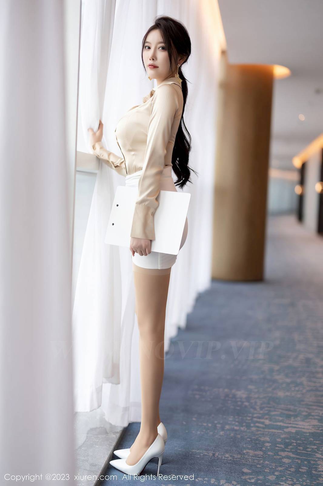 秀人网性感女神杨晨晨Yome浅色上衣白色短裙海南岛旅拍