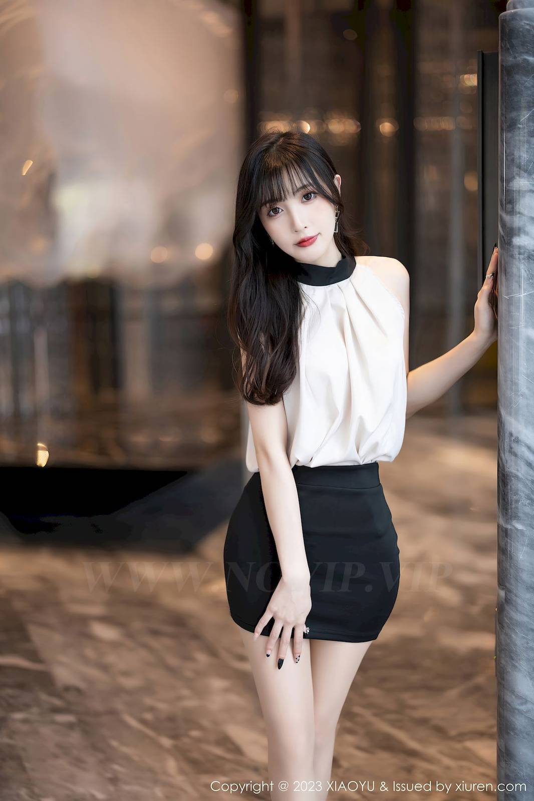 语画界美女模特林星阑浅色上衣搭配黑色短裙性感写真-18