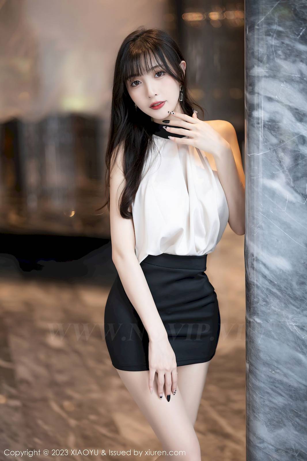 语画界美女模特林星阑浅色上衣搭配黑色短裙性感写真-22