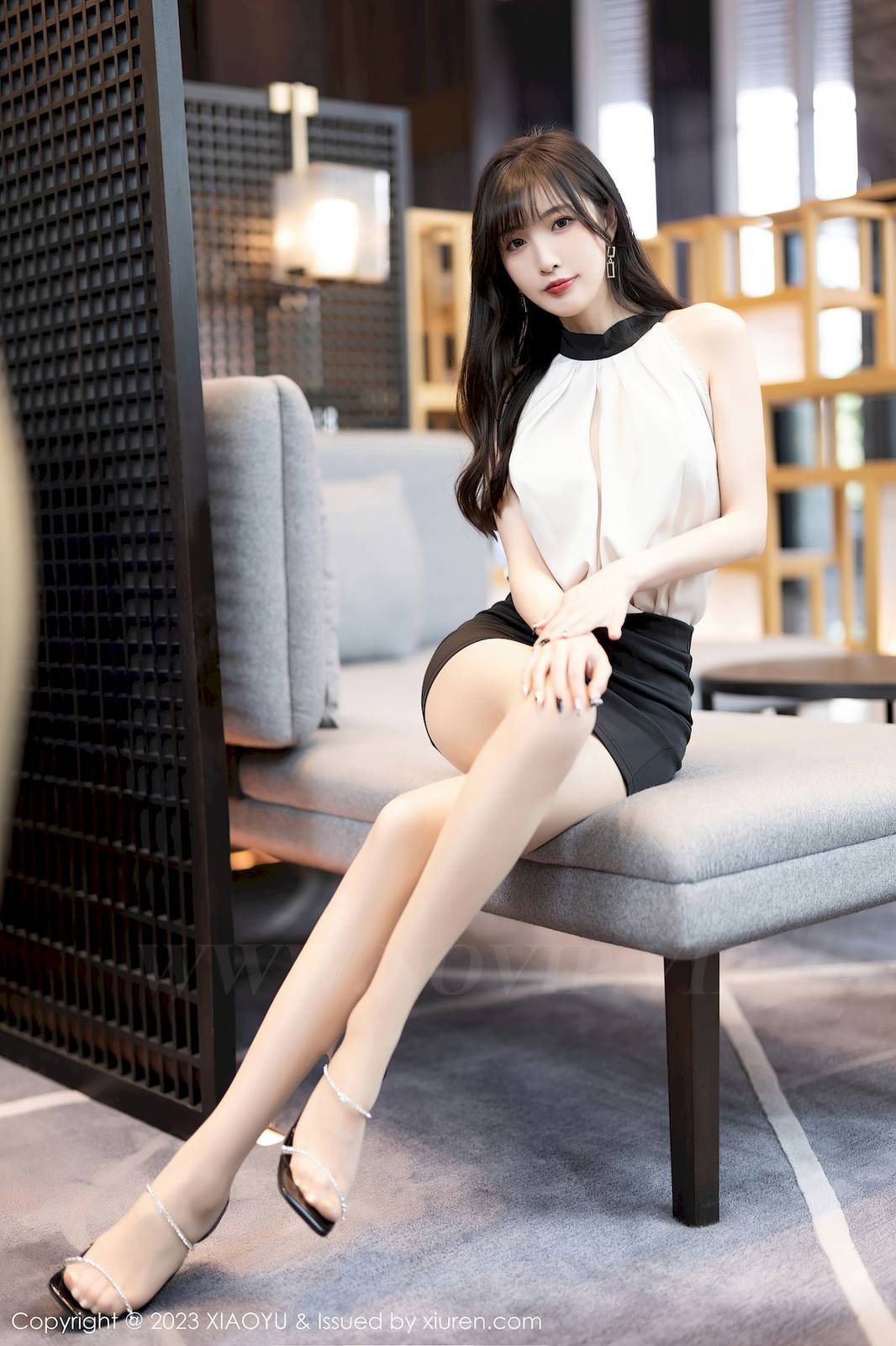 语画界美女模特林星阑浅色上衣搭配黑色短裙性感写真-37