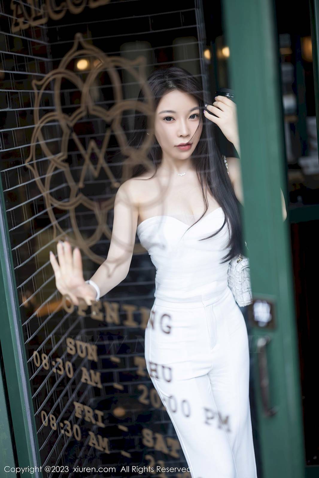 秀人网性感女神徐莉芝Booty露肩上衣白色长裤娇美写真-4