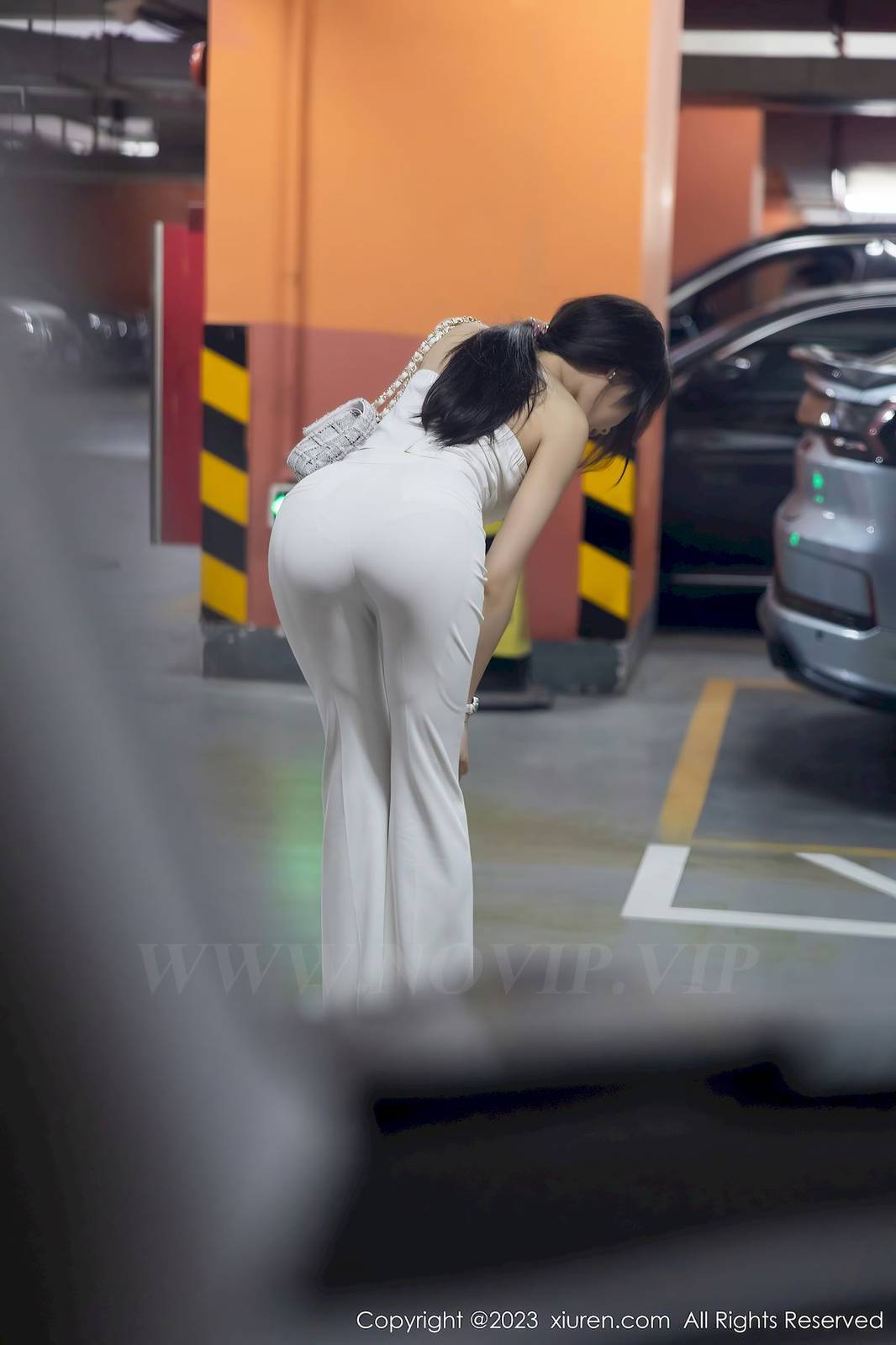 秀人网性感女神徐莉芝Booty露肩上衣白色长裤娇美写真-19