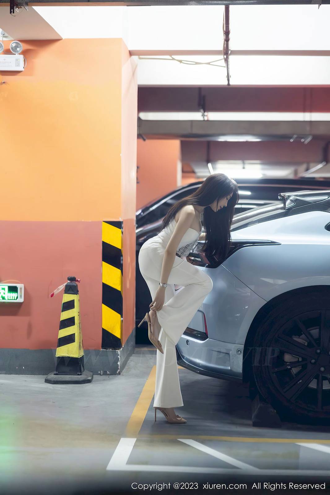 秀人网性感女神徐莉芝Booty露肩上衣白色长裤娇美写真-15