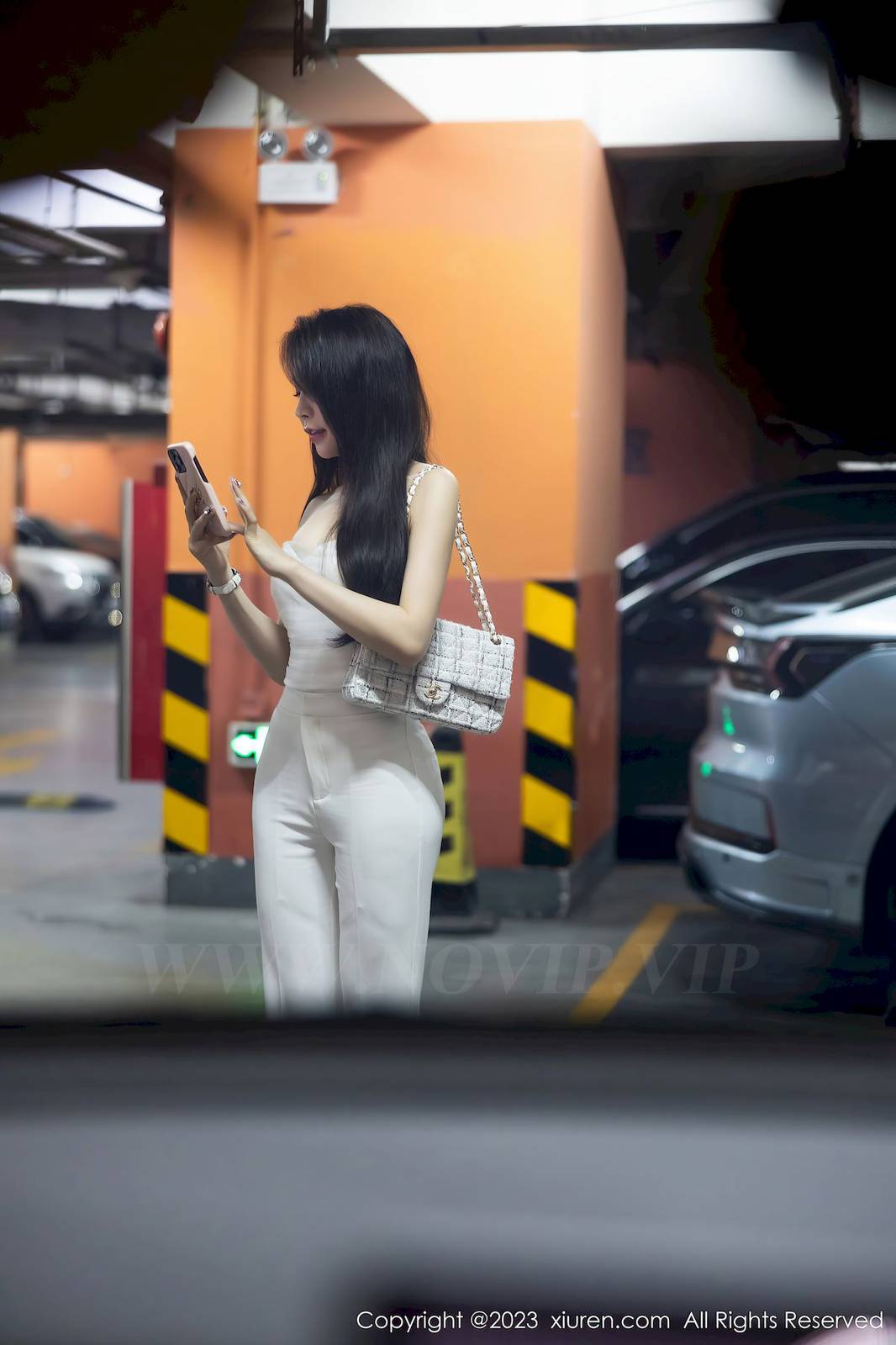 秀人网性感女神徐莉芝Booty露肩上衣白色长裤娇美写真-14